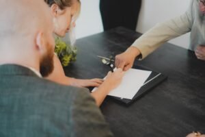 Abogada de DEI Abogacía guiando a un cliente en la firma de su solicitud de regularización migratoria en Madrid