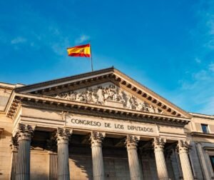 Fachada del Congreso de los Diputados en Madrid, sede donde DEI Abogacía gestiona la documentación para obtener la nacionalidad española por residencia