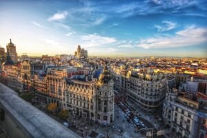 Vista aérea de Madrid donde DEI Abogacía asesora trámites para renovar la tarjeta de residencia en España