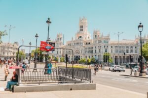 Plaza de Cibeles en Madrid, donde DEI Abogacía asesora sobre cómo obtener la residencia no lucrativa en España