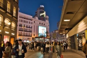 Plaza de Callao en Madrid, donde familias de nómadas digitales pueden reagruparse con asesoría de DEI Abogacía
